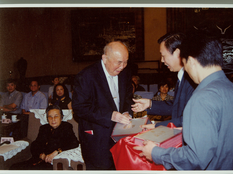 原中共中央候补委员兰州军区副司令员黎原合影